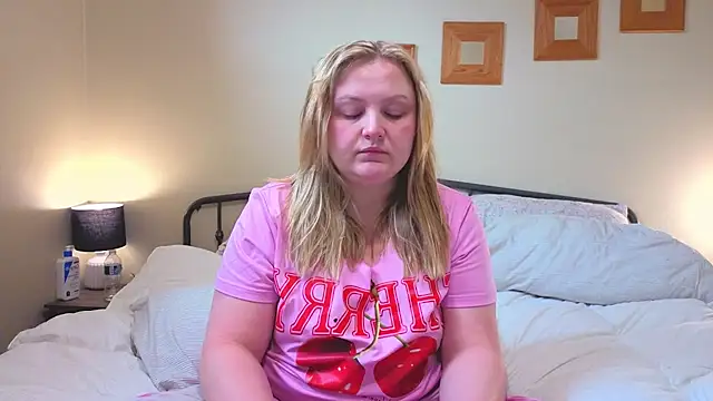 Snapshot of PhatAssBlond chatting on February 23, 2026, 5:24 pm PhatAssBlond online show from February 23, 2026, 5:24 pm