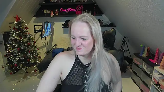 caro kitten online show from December 19, 2025, 9:11 am