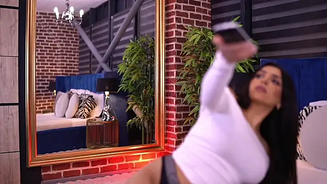 Snapshot of NicoleCellini chatting on October 16, 2025, 6:16 pm NicoleCellini online show from October 16, 2025, 6:16 pm