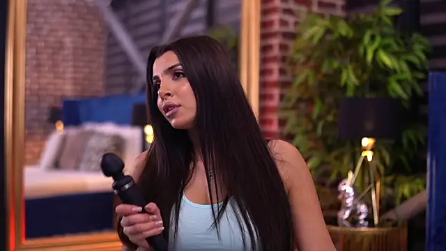 Snapshot of NicoleCellini chatting on October 17, 2025, 6:21 pm NicoleCellini online show from October 17, 2025, 6:21 pm