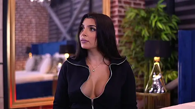 Snapshot of NicoleCellini chatting on October 15, 2025, 6:05 pm NicoleCellini online show from October 15, 2025, 6:05 pm