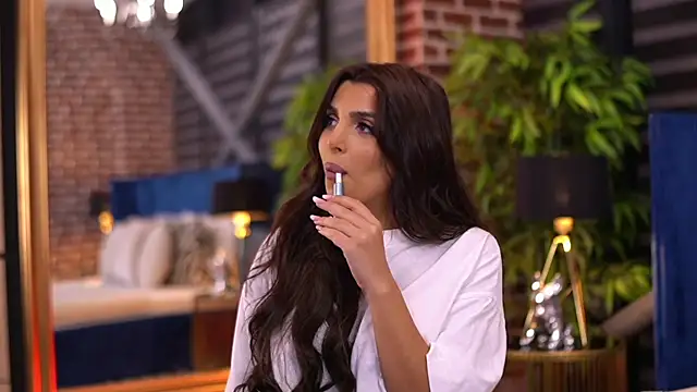 Snapshot of NicoleCellini chatting on October 8, 2025, 6:41 pm NicoleCellini online show from October 8, 2025, 6:41 pm