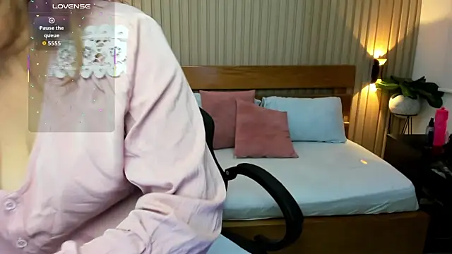 luciana ballesteros  online show from February 3, 2026, 12:21 pm