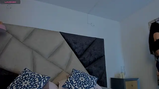 Snapshot of FaloonRoussel chatting on October 1, 2025, 6:12 pm FaloonRoussel online show from October 1, 2025, 6:12 pm