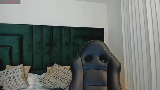 Snapshot of FaloonRoussel chatting on November 4, 2025, 6:11 pm FaloonRoussel online show from November 4, 2025, 6:11 pm