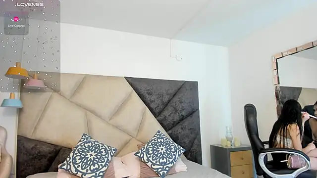 Snapshot of FaloonRoussel chatting on October 23, 2025, 6:17 pm FaloonRoussel online show from October 23, 2025, 6:17 pm