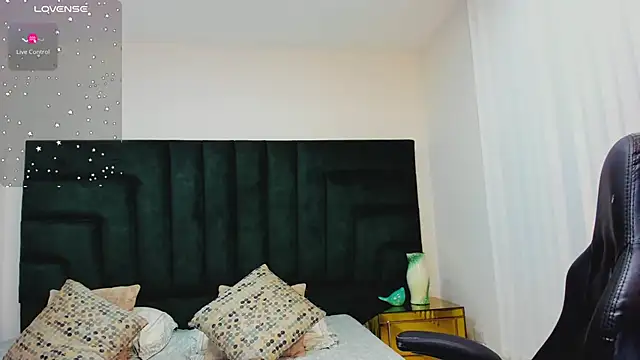 Snapshot of FaloonRoussel chatting on October 12, 2025, 6:20 pm FaloonRoussel online show from October 12, 2025, 6:20 pm