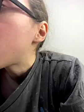 Snapshot of MartiniiSelenna chatting on October 7, 2025, 6:03 am MartiniiSelenna online show from October 7, 2025, 6:03 am