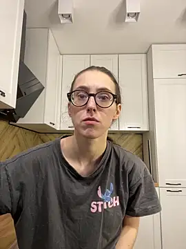 Snapshot of MartiniiSelenna chatting on October 4, 2025, 5:53 am MartiniiSelenna online show from October 4, 2025, 5:53 am