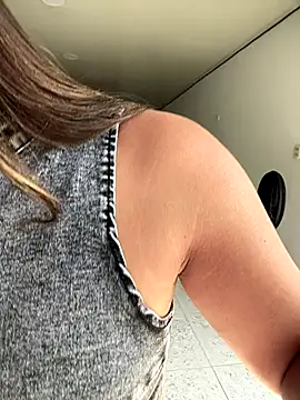 Snapshot of Rose-euphoria chatting on October 15, 2025, 2:03 pm Rose-euphoria online show from October 15, 2025, 2:03 pm