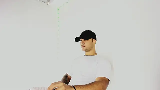 Snapshot of Sebas-hott chatting on September 25, 2025, 11:00 pm Sebas-hott online show from September 25, 2025, 11:00 pm