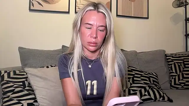 Snapshot of Alexia-Lee chatting on June 27, 2026, 11:11 pm Alexia-Lee online show from June 27, 2026, 11:11 pm