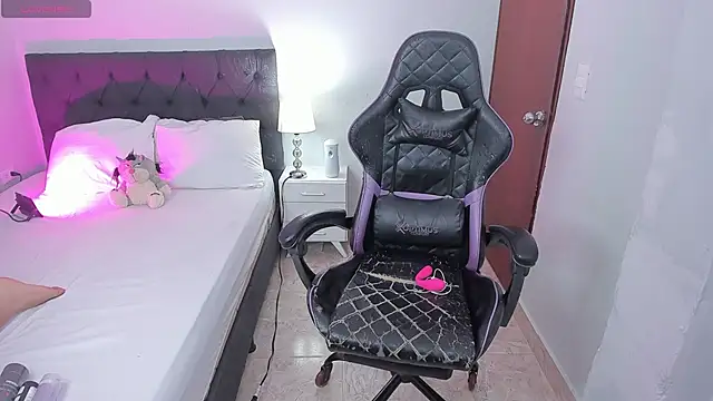 evelyn 23 online show from October 9, 2025, 4:51 pm