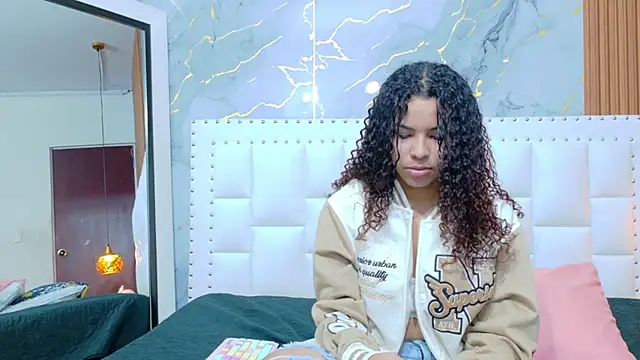 Snapshot of littleebonny chatting on October 10, 2025, 7:25 pm littleebonny online show from October 10, 2025, 7:25 pm