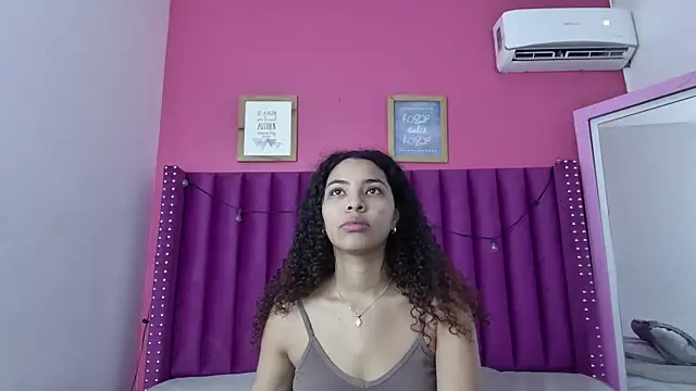 Snapshot of littleebonny chatting on February 10, 2026, 12:04 pm littleebonny online show from February 10, 2026, 12:04 pm