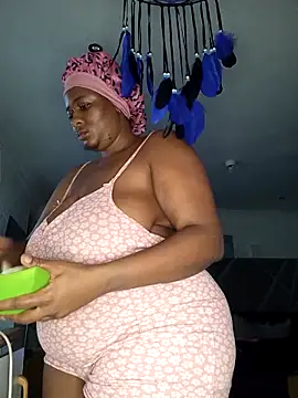 Snapshot of CocoBootyyy chatting on February 7, 2026, 4:48 pm CocoBootyyy online show from February 7, 2026, 4:48 pm