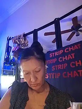 Snapshot of TheDime chatting on September 15, 2025, 7:14 pm TheDime online show from September 15, 2025, 7:14 pm