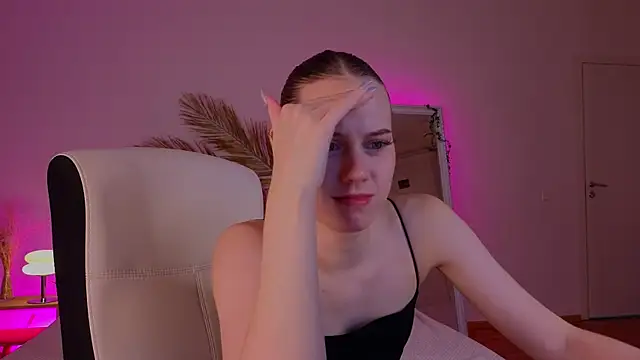 mo11y kitten online show from December 19, 2024, 9:27 pm