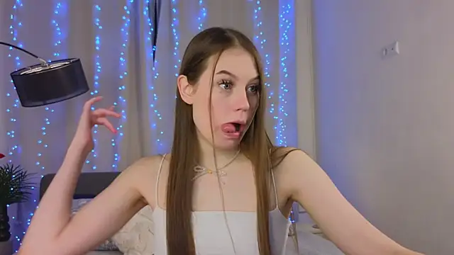 mo11y kitten online show from February 19, 2025, 6:43 pm