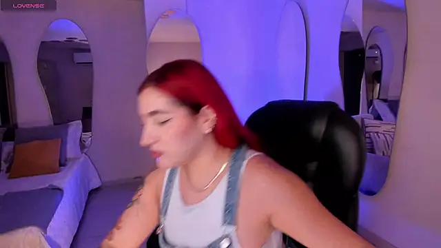 Snapshot of ViolettCastel chatting on October 1, 2025, 6:56 pm ViolettCastel online show from October 1, 2025, 6:56 pm