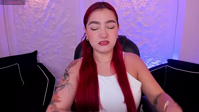 Snapshot of ViolettCastel chatting on October 17, 2025, 7:04 pm ViolettCastel online show from October 17, 2025, 7:04 pm