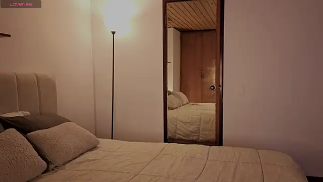 Snapshot of Roxxy_mora chatting on October 1, 2025, 9:29 pm Roxxy mora online show from October 1, 2025, 9:29 pm