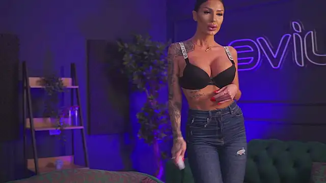 Snapshot of RaquelleVon chatting on January 23, 2025, 6:45 pm RaquelleVon online show from January 23, 2025, 6:45 pm