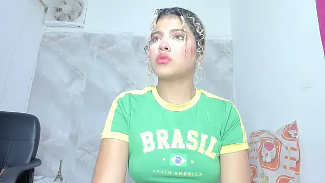 sofiacastillo01 online show from May 16, 2026, 1:32 pm
