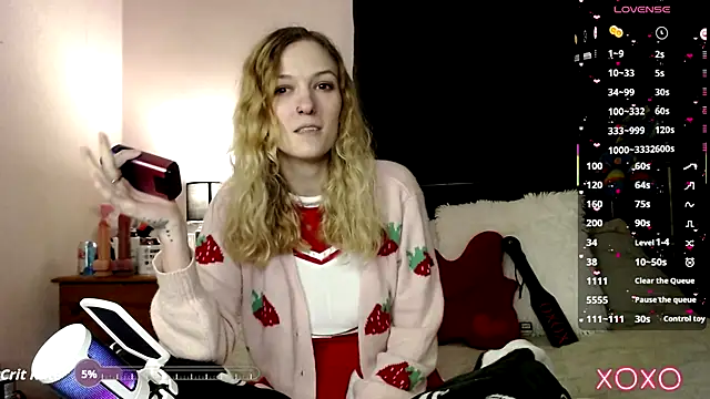 Snapshot of EllieeRose chatting on September 24, 2025, 11:32 pm EllieeRose online show from September 24, 2025, 11:32 pm