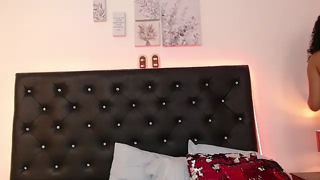 ariellaferra  online show from March 4, 2025, 7:43 pm