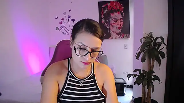 esmeraldaa230 online show from February 26, 2026, 9:04 pm