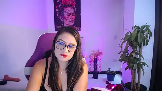 esmeraldaa230 online show from November 10, 2025, 7:52 pm