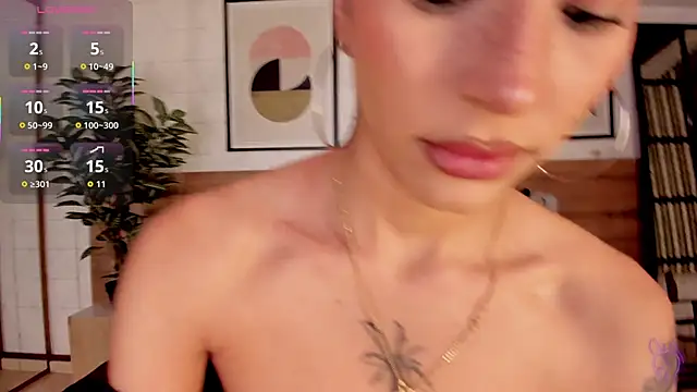 Snapshot of LunaRuso chatting on October 17, 2025, 7:59 pm LunaRuso online show from October 17, 2025, 7:59 pm