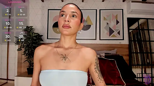 Snapshot of LunaRuso chatting on October 8, 2025, 7:58 pm LunaRuso online show from October 8, 2025, 7:58 pm