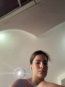 Snapshot of emiss_ chatting on October 23, 2025, 1:32 pm emiss  online show from October 23, 2025, 1:32 pm