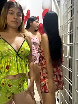 Snapshot of royalgirls_x chatting on September 23, 2025, 2:07 am royalgirls x online show from September 23, 2025, 2:07 am