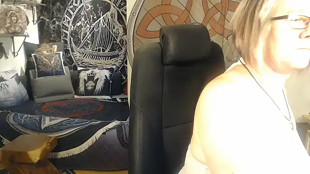 Snapshot of TittenMichelle chatting on September 28, 2025, 4:14 pm TittenMichelle online show from September 28, 2025, 4:14 pm