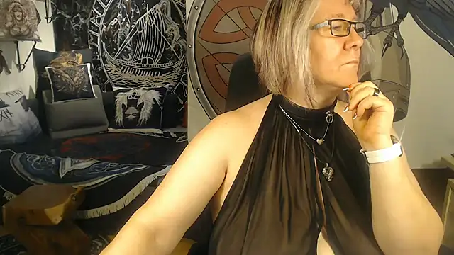 Snapshot of TittenMichelle chatting on October 4, 2025, 8:38 am TittenMichelle online show from October 4, 2025, 8:38 am