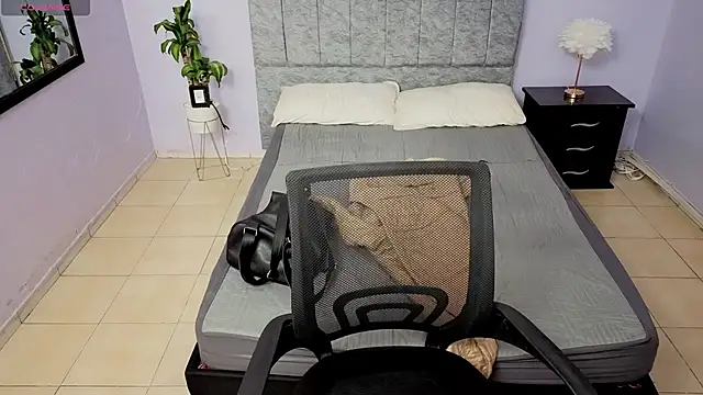 Lana stone  online show from December 18, 2025, 3:11 am