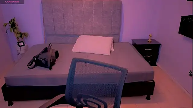 Lana stone  online show from November 22, 2025, 3:05 am