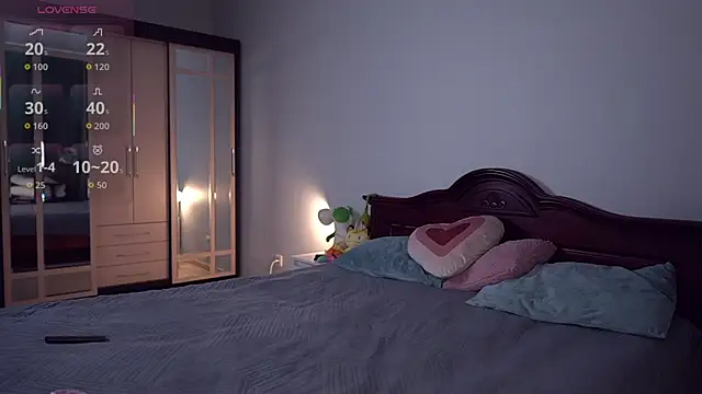 Snapshot of AliceHorngry chatting on October 11, 2025, 7:48 pm AliceHorngry online show from October 11, 2025, 7:48 pm