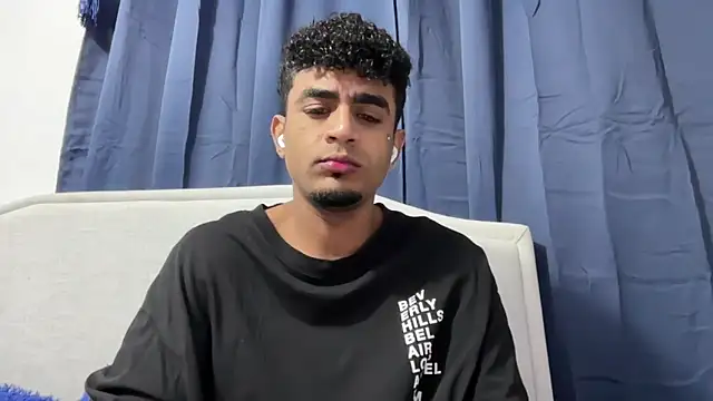 Snapshot of dominic_brandd23 chatting on October 22, 2025, 9:09 am dominic brandd23 online show from October 22, 2025, 9:09 am