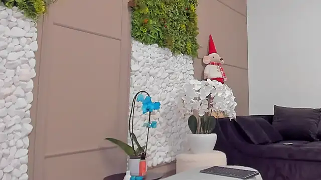 Deliciouslips online show from February 25, 2025, 5:51 pm