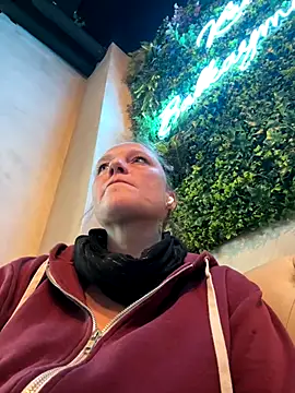 MoniqueLaFee online show from December 16, 2025, 8:40 am