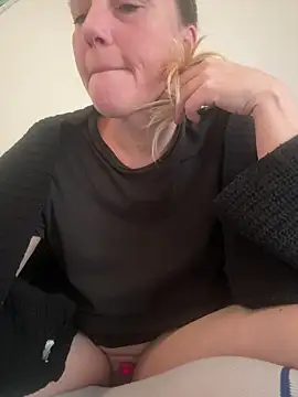 Snapshot of MoniqueLaFee chatting on February 25, 2026, 7:41 am MoniqueLaFee online show from February 25, 2026, 7:41 am