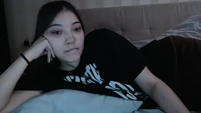 AlisaDevis online show from December 14, 2025, 8:09 am