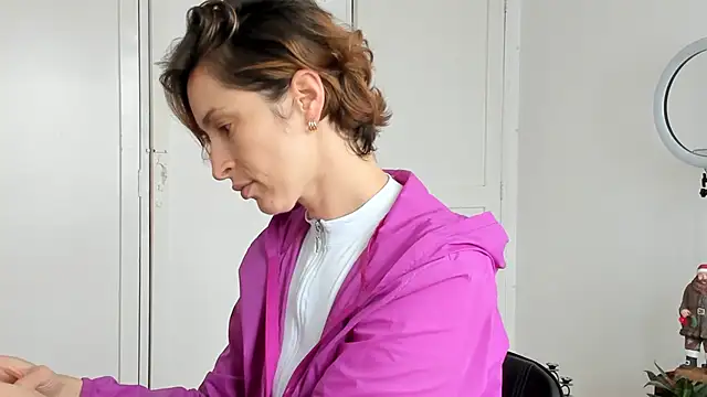 cuddlingbunny online show from November 29, 2025, 3:23 pm