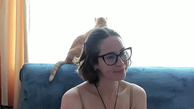 cuddlingbunny online show from April 5, 2026, 4:24 pm