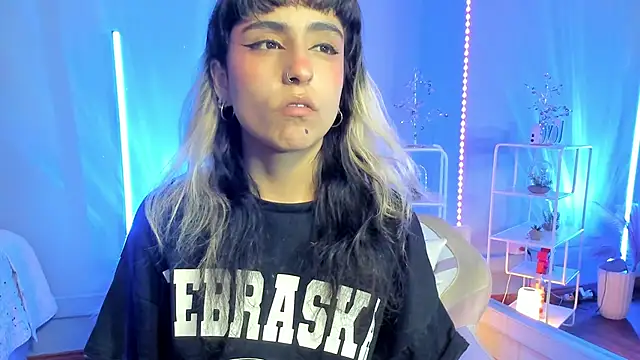 Snapshot of MaveParks_ chatting on October 31, 2025, 11:29 am MaveParks  online show from October 31, 2025, 11:29 am