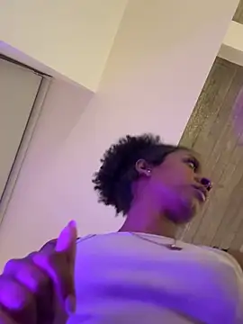 Snapshot of Your_Paris chatting on February 19, 2026, 3:25 am Your Paris online show from February 19, 2026, 3:25 am